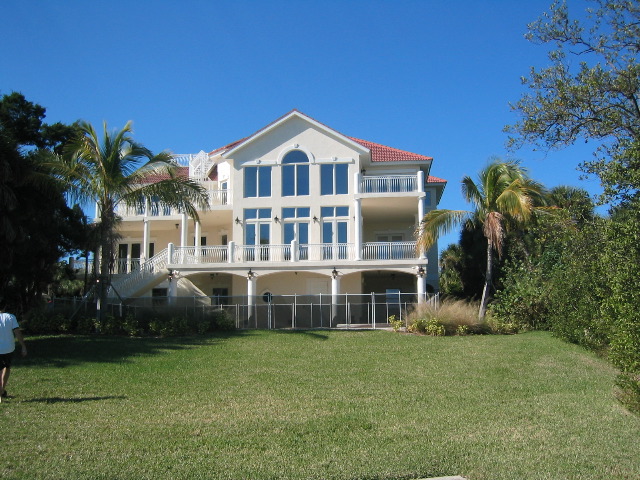 TG04_HouseBack2